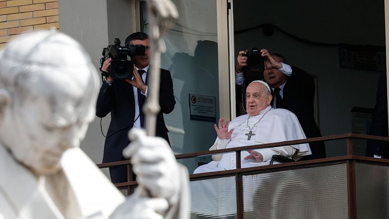 El papa Francisco sale del hospital tras 38 días ingresado en el Gemelli de Roma - Escuchar ahora