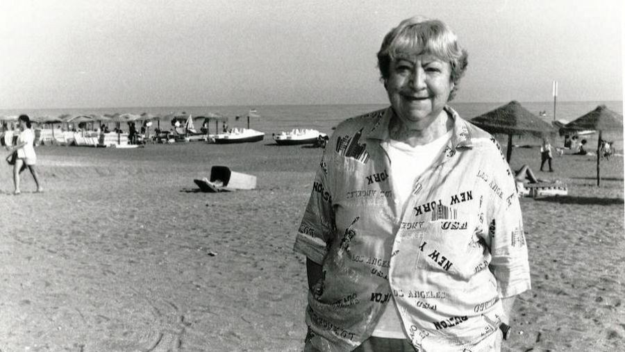Gloria Fuertes, en la playa de Málaga